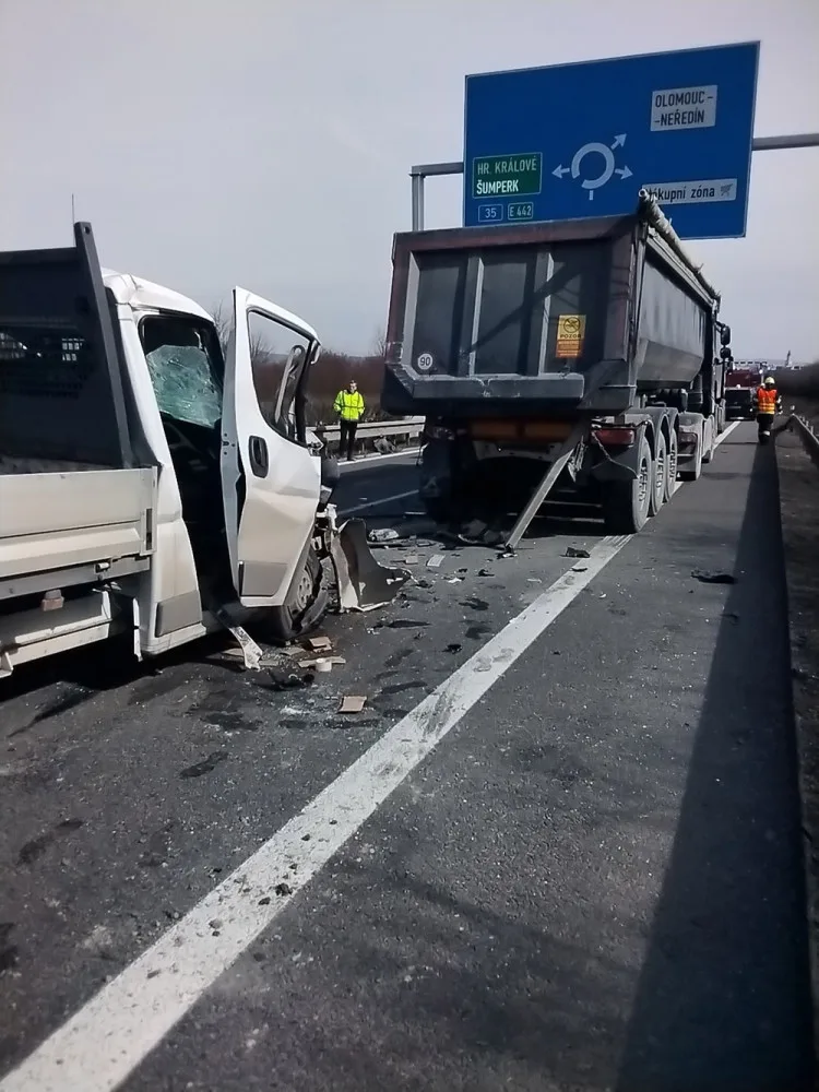 Dlouhá kolona na D35 před rondelem u Globusu: dodávka u Olomouce narazila do nákladního auta