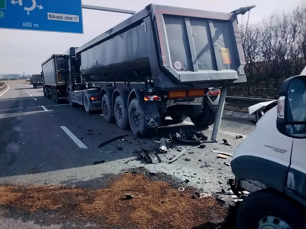 Dlouhá kolona na D35 před rondelem u Globusu: dodávka u Olomouce narazila do nákladního auta