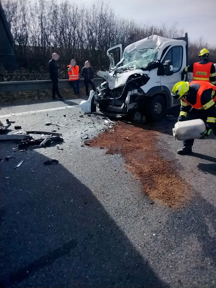 Dlouhá kolona na D35 před rondelem u Globusu: dodávka u Olomouce narazila do nákladního auta