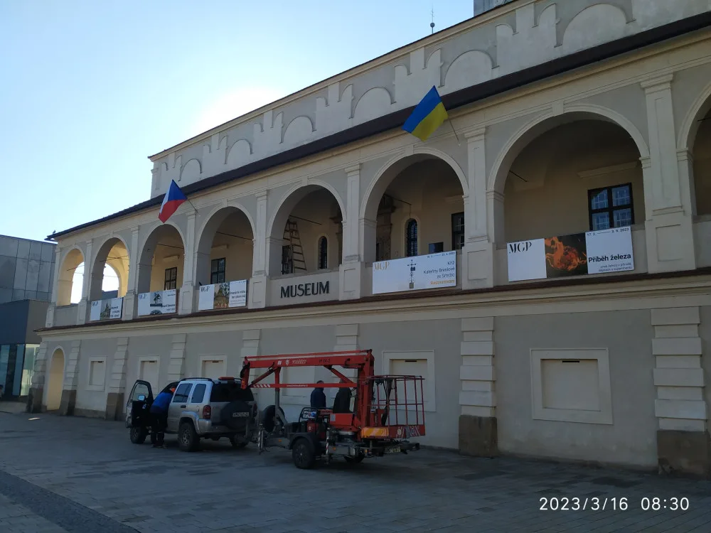 Prostějovské muzeum vyzrálo na agresora. Na ukrajinskou vlajku už nedosáhne