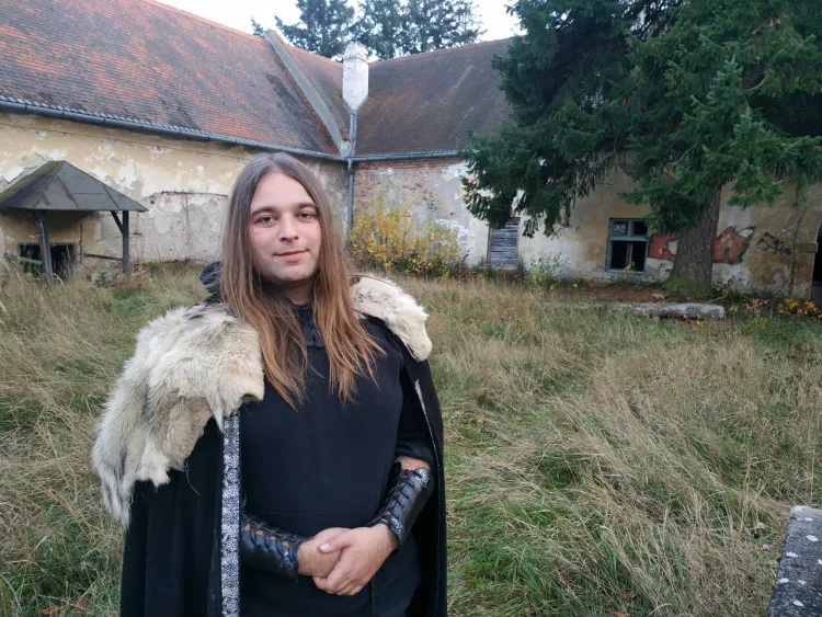 Zámek ve Ptení ožívá. První festival na jeho podporu plánuje nový majitel Horset na květinový úplněk