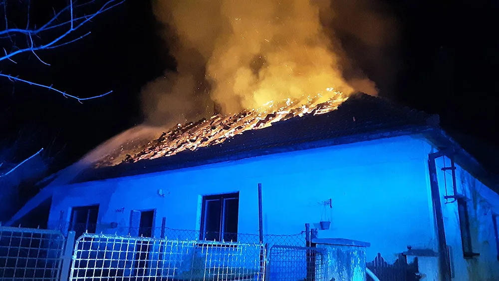 Noční požár v Lipníku: plameny pohltily střechu rodinného domu