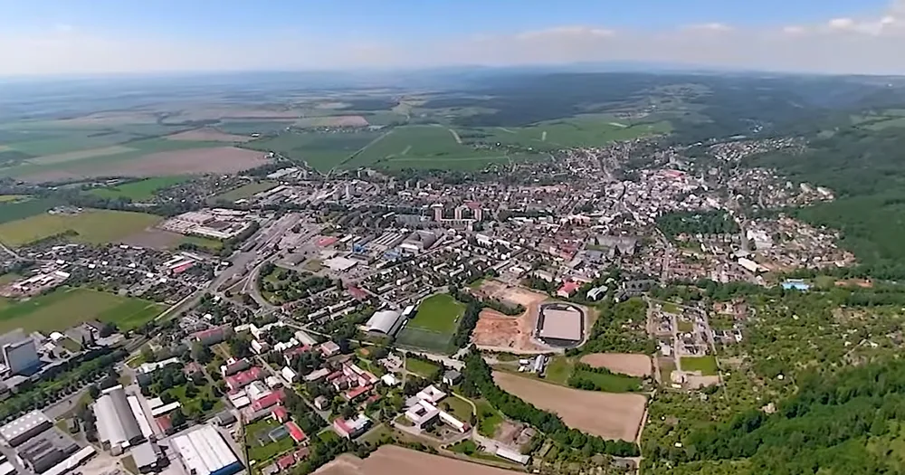 Pohled na město Šternberk, nové parcely vzniknou na polích napravo dole u atletického stadionu