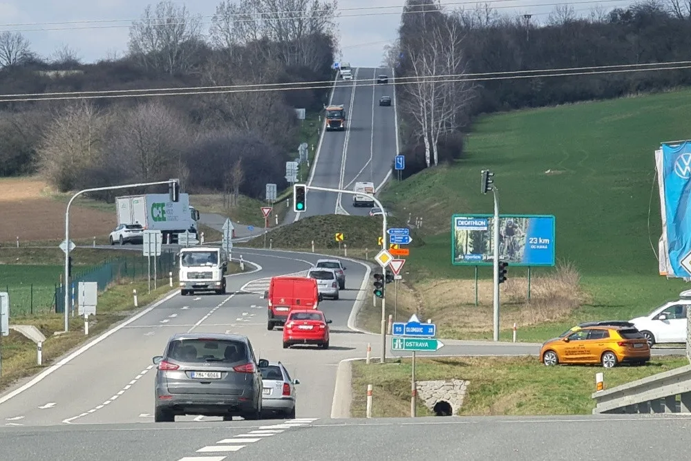 Na světelné křižovatce silnice I/55 na okraji Přerova se v posledních týdnech tvoří kolony