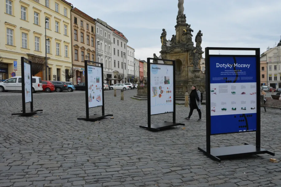Výstava Dotyky Moravy na Dolním náměstí v Olomouci