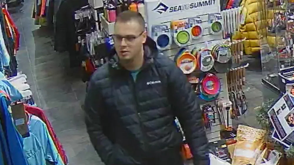 VIDEO: Policie hledá muže v souvislosti s krádeží sportovního oblečení v Olomouci