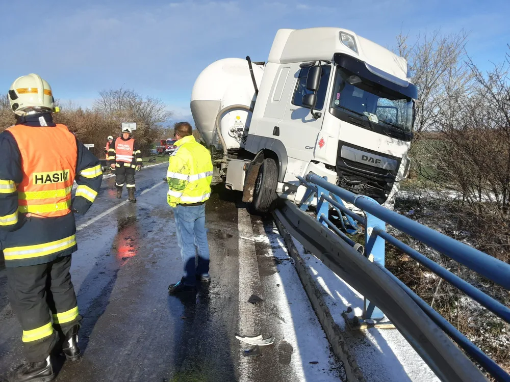 Cesty jako sklo a hodinová zpoždění MHD. Kamion zůstal viset na svodidlech, dozvuk zimy v Olomouckém kraji trápí řidiče