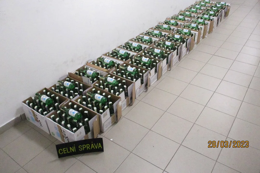 VIDEO: Mongol vezl v přetížené dodávce nezdaněný korejský alkohol. Hrozí mu pětimilionová pokuta