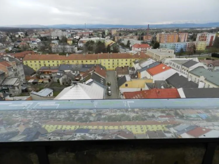 Na radniční věži v Litovli jsou nové panely s fotografiemi okolí. Turisté se tak lépe zorientují