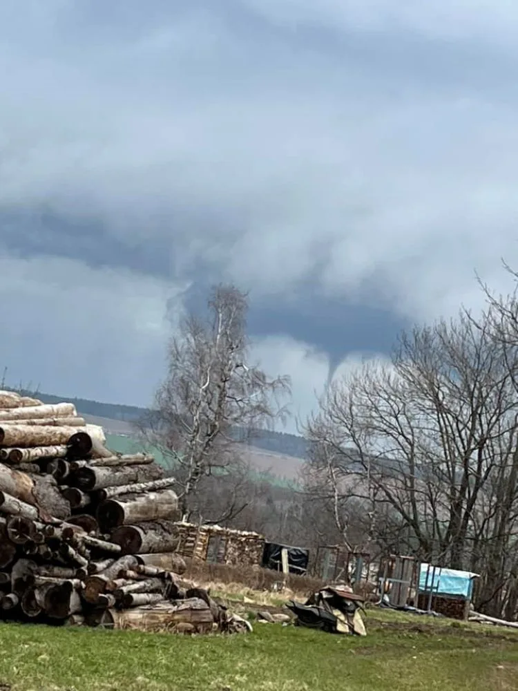 VIDEO: Lovci bouřek zjišťují, zda se při bouřce nad Prostějovskem nevytvořilo tornádo