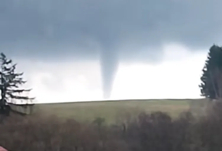 VIDEO: Lovci bouřek zjišťují, zda se při bouřce nad Prostějovskem nevytvořilo tornádo