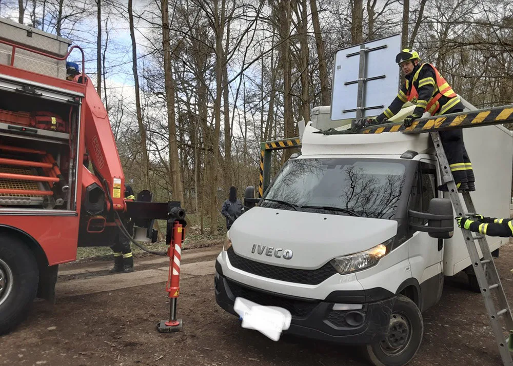 Řidič dodávky u Nových Zámků urval na mostu půltunovou ochrannou bránu