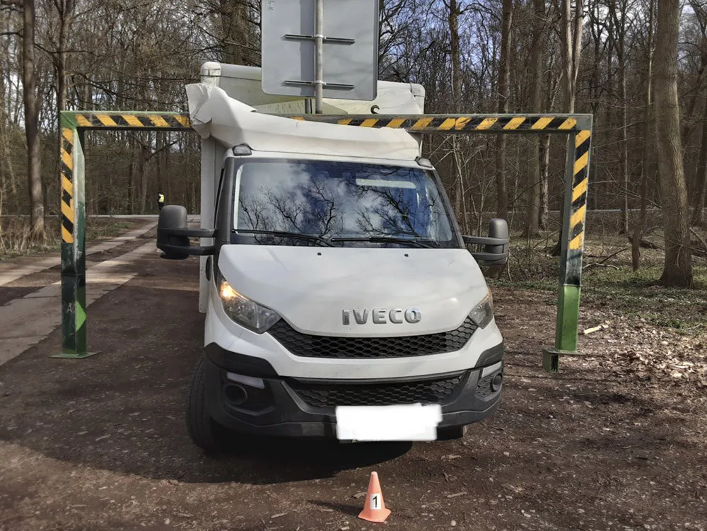 Řidič dodávky u Nových Zámků urval na mostu půltunovou ochrannou bránu