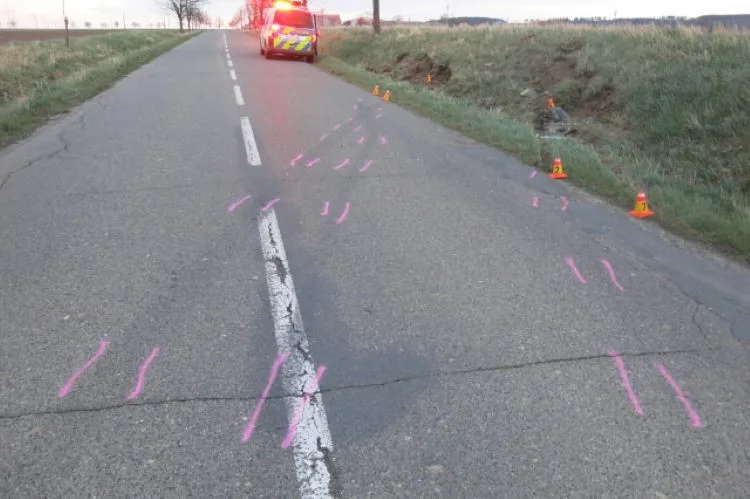 Opilec se dvěma a pů promile vezl na předním sedadle starší dítě a u Určic havaroval. Chlapec skončil v nemocnici
