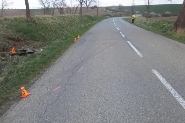 Opilec se dvěma a pů promile vezl na předním sedadle starší dítě a u Určic havaroval. Chlapec skončil v nemocnici