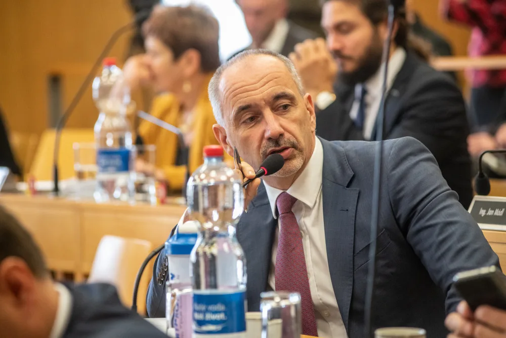 Současný ekonomický model fungování pošty byl neudržitelný, míní předseda Asociace krajů