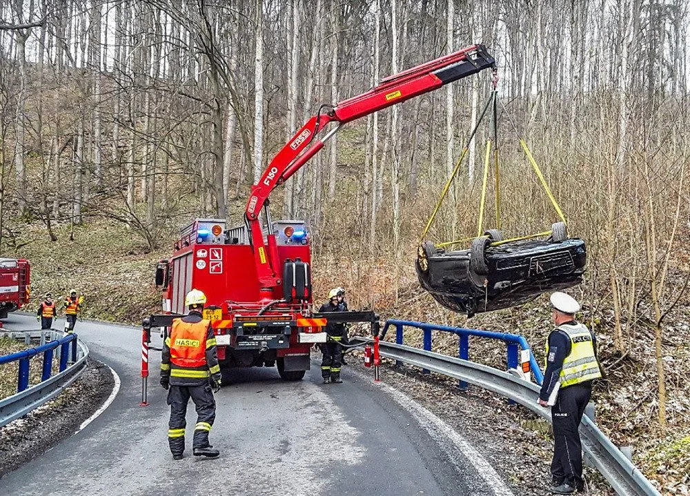 Hasiči na Šternbersku zasahovali u převráceného Audi, řidič utrpěl zranění