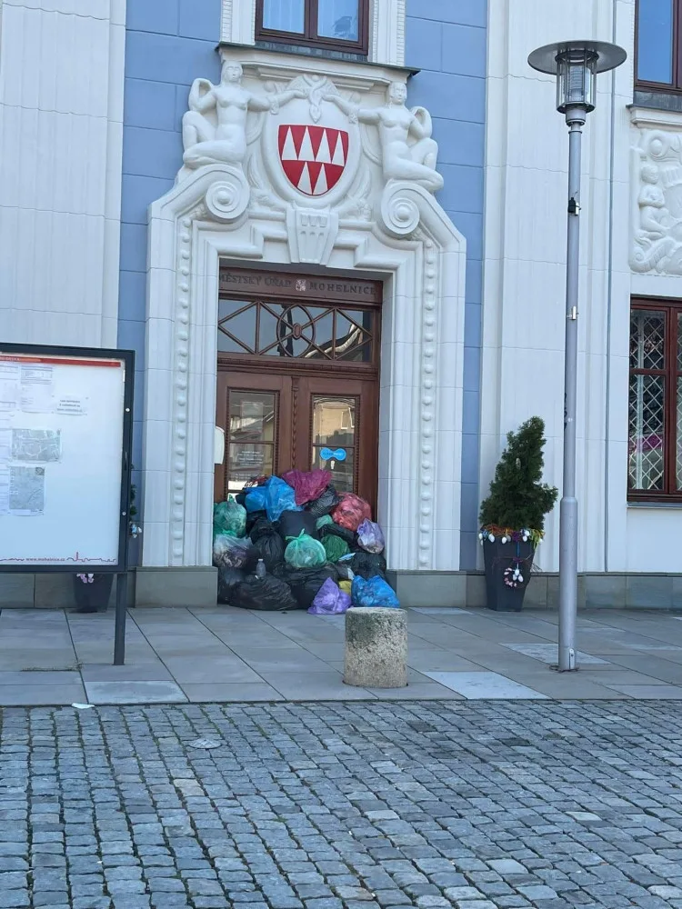 Před dveře radnice v Mohelnici někdo o Velikonocích navezl odpadly. Zřejmě na protest