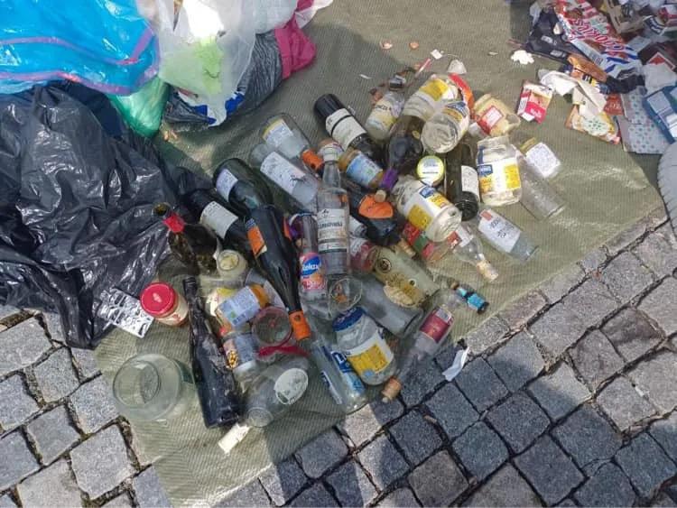 Před dveře radnice v Mohelnici někdo o Velikonocích navezl odpadly. Zřejmě na protest