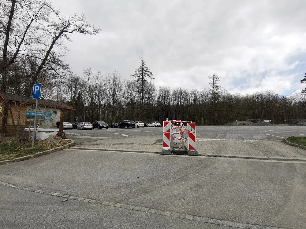 Výjezd z parkovacích ploch na Svatém Kopečku budou hlídat závory