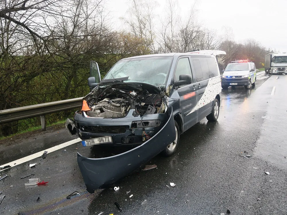 Dopravní nehoda pěti aut zkomplikovala provoz na dálnici D46