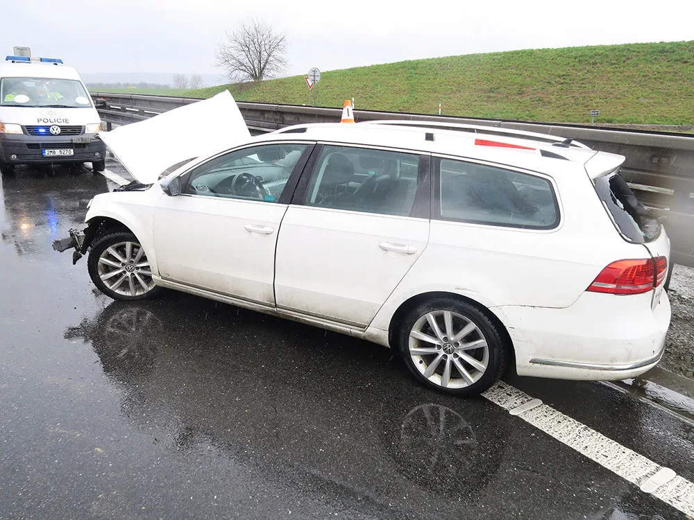 Řidič pod vlivem alkoholu boural na dálnici D46