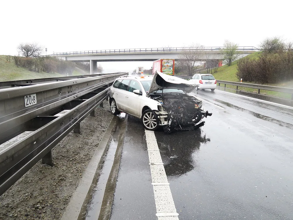 Řidič pod vlivem alkoholu boural na dálnici D46