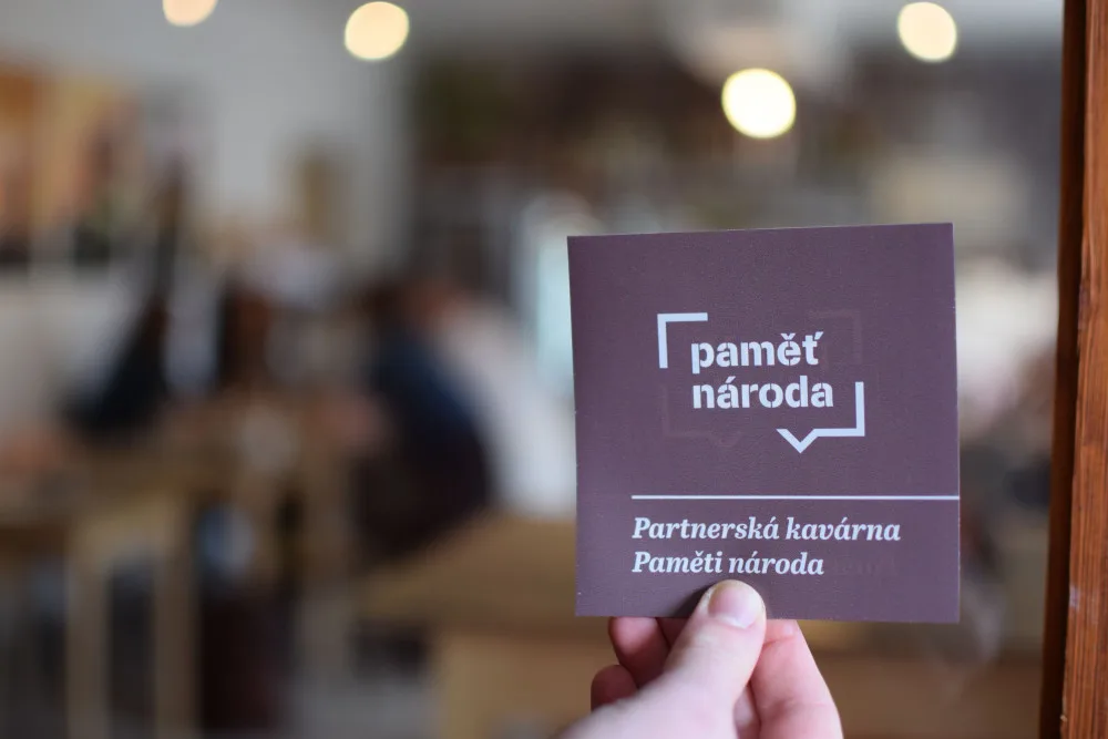 Síť kaváren bude pomáhat zachránit příběhy pamětníků. První z nich je v Litovli