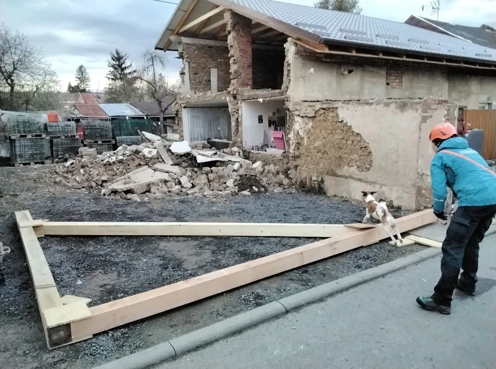 V Dobromilicích spadla štítová zeď u rodinného domu. Sutiny prohledal pes, vše se obešlo bez zranění