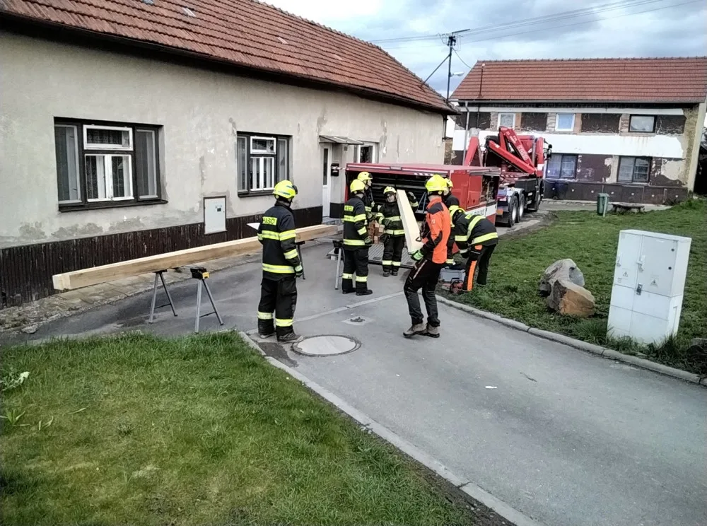V Dobromilicích spadla štítová zeď u rodinného domu. Sutiny prohledal pes, vše se obešlo bez zranění