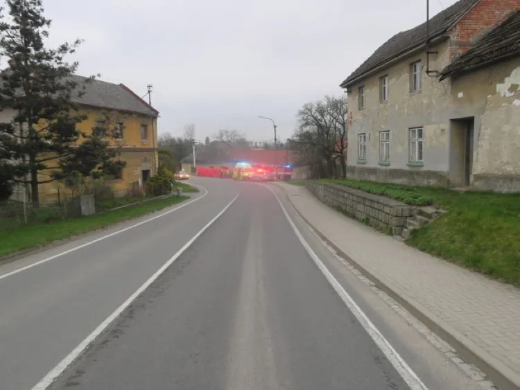 Po nárazu do neobydleného domu v Hranicích dnes zemřel čtyřiašedesátiletý řidič. Část zdi spadla