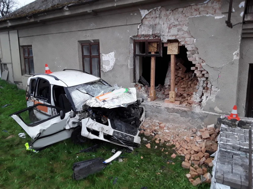 Po nárazu do neobydleného domu v Hranicích dnes zemřel čtyřiašedesátiletý řidič. Část zdi spadla