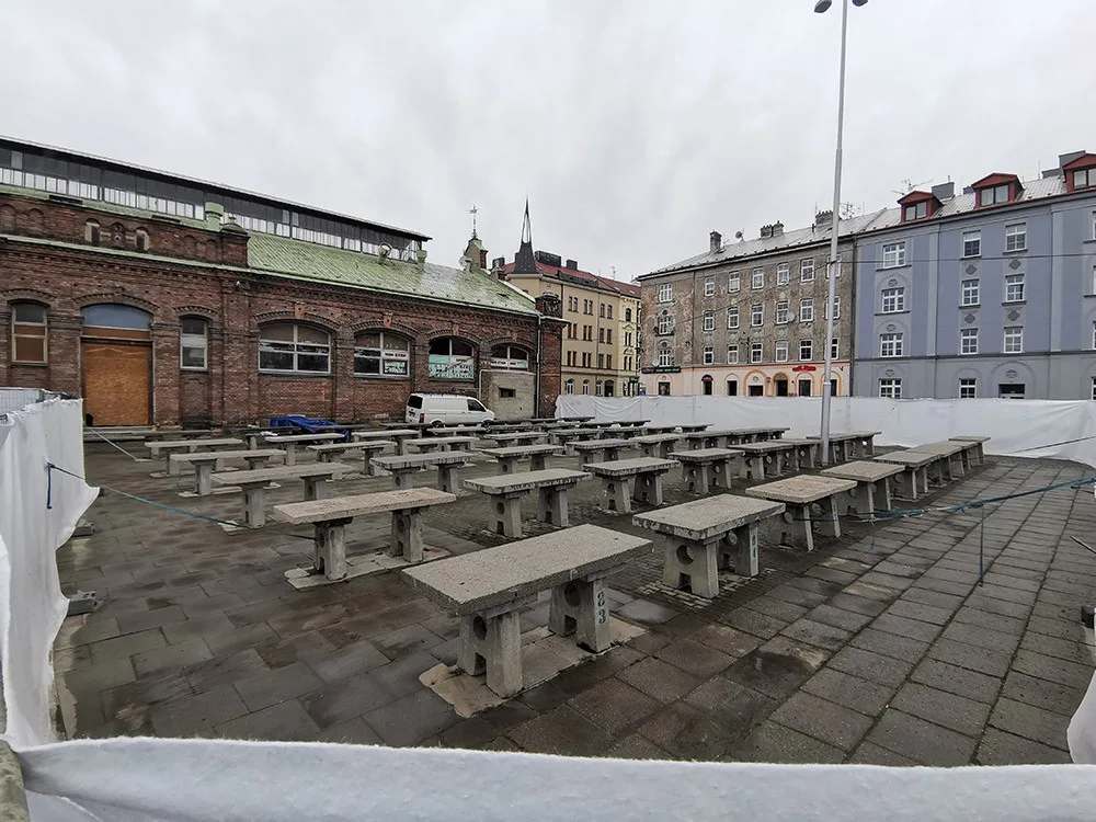 Stovka betonových stolů na olomoucké tržnice projde renovací