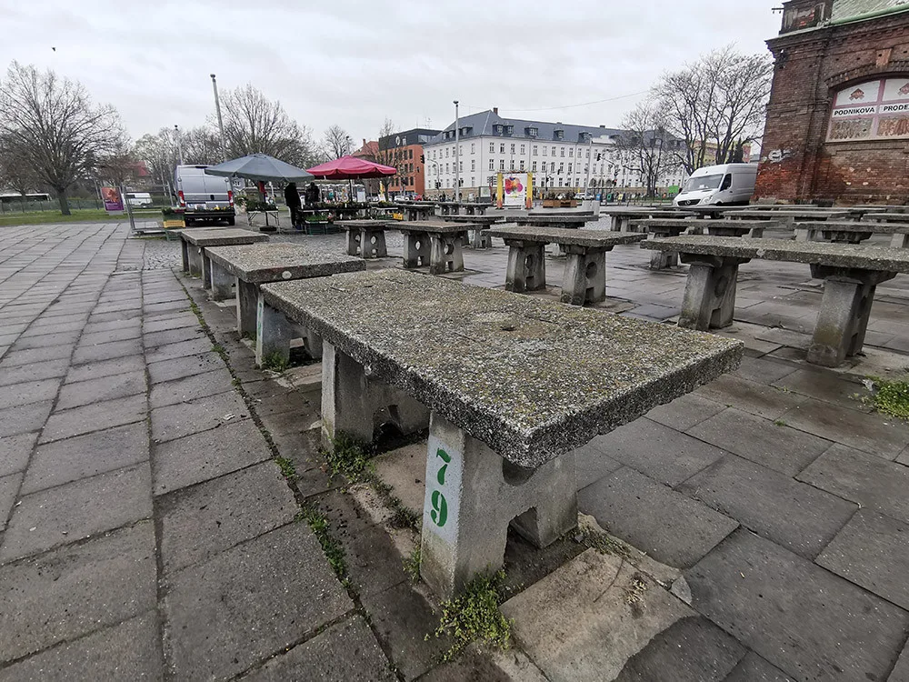 Betonové stoly olomoucké tržnice dostávají nový povrch. Tvoří se i plány vylepšení na další roky
