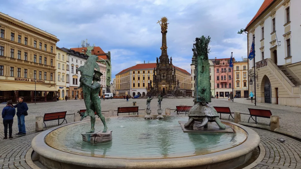 Ariónova kašna opět tryská vodu. Do nádrže pracovníci technických služeb nalili tři a půl cisterny