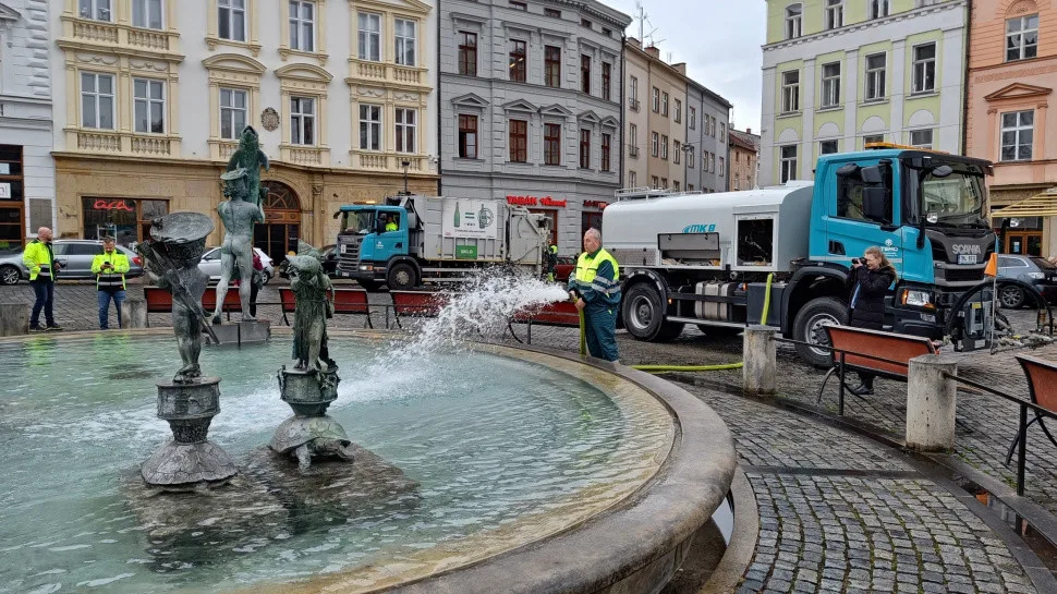 Ariónova kašna opět tryská vodu. Do nádrže pracovníci technických služeb nalili tři a půl cisterny