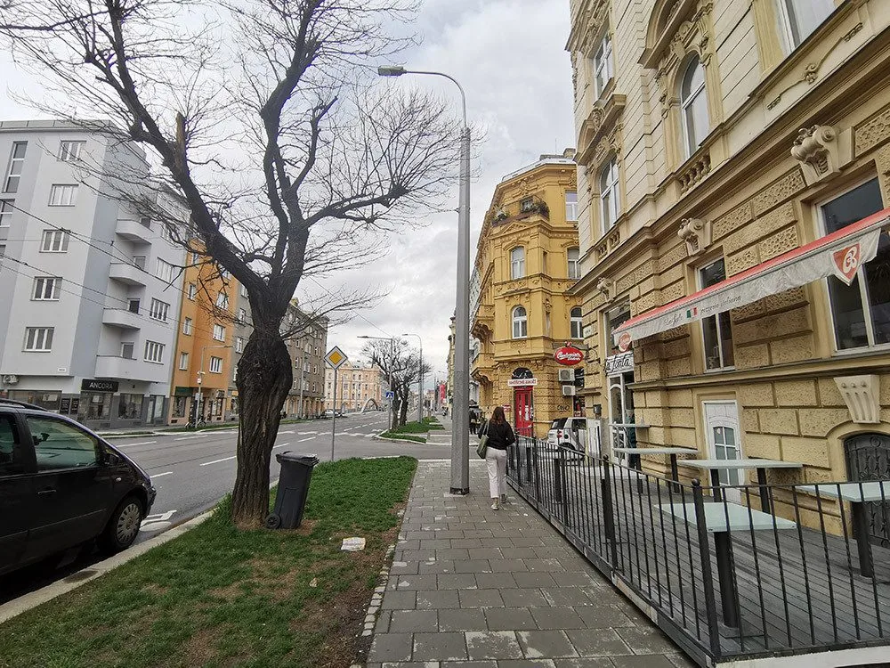 Sloup jako překážka na chodníku na Masarykově třídě v Olomouci