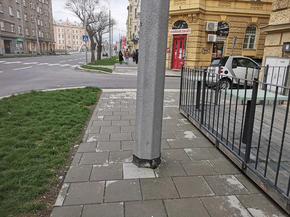 Je problém sloup nebo zahrádka restaurace? Rekonstrukce olomouckého bulváru vytvořila kuriózní překážku