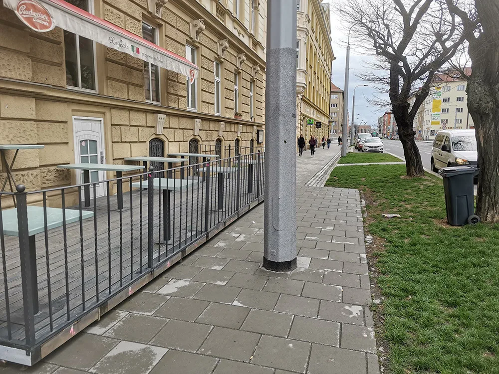 Je problém sloup nebo zahrádka restaurace? Rekonstrukce olomouckého bulváru vytvořila kuriózní překážku