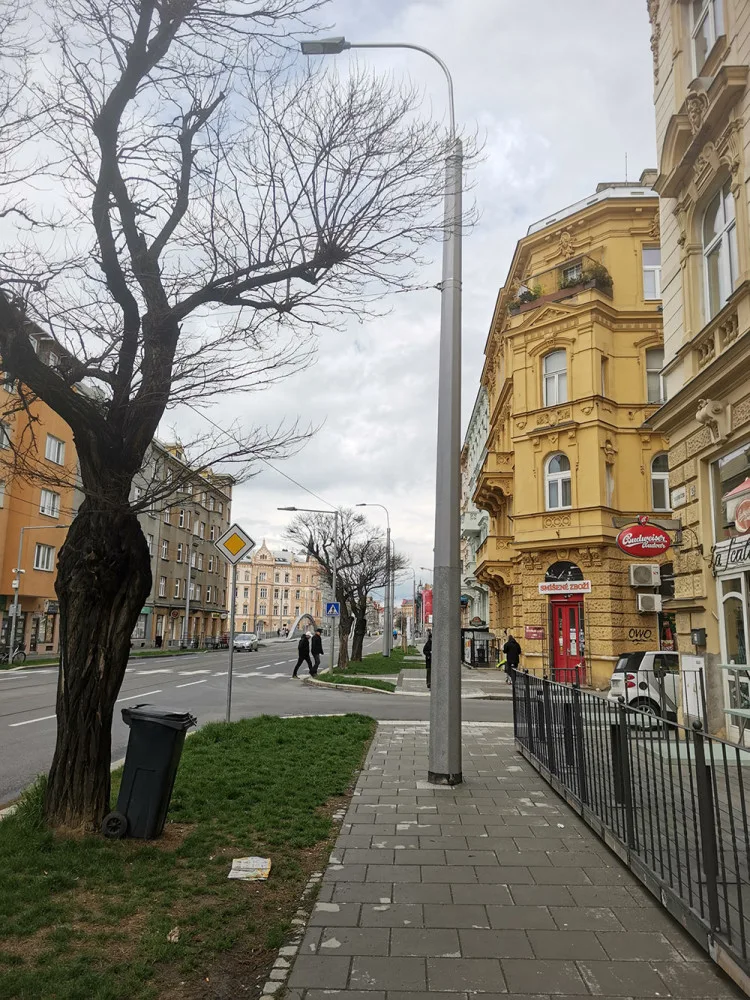 Je problém sloup nebo zahrádka restaurace? Rekonstrukce olomouckého bulváru vytvořila kuriózní překážku