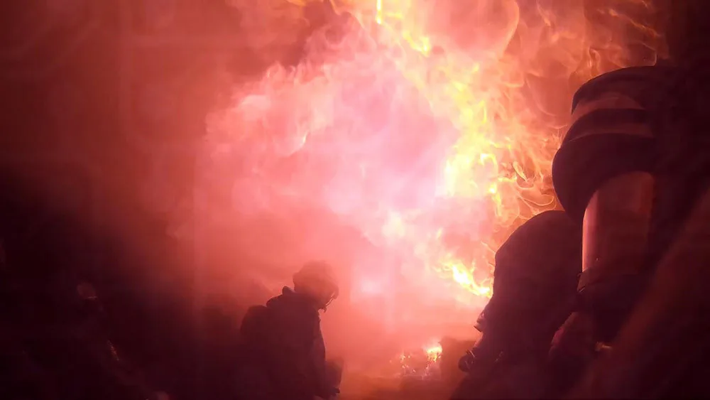 VIDEO: Trénink v ohnivém pekle. Hasiči z Hané ukázali unikátní záběry z flashover kontejneru