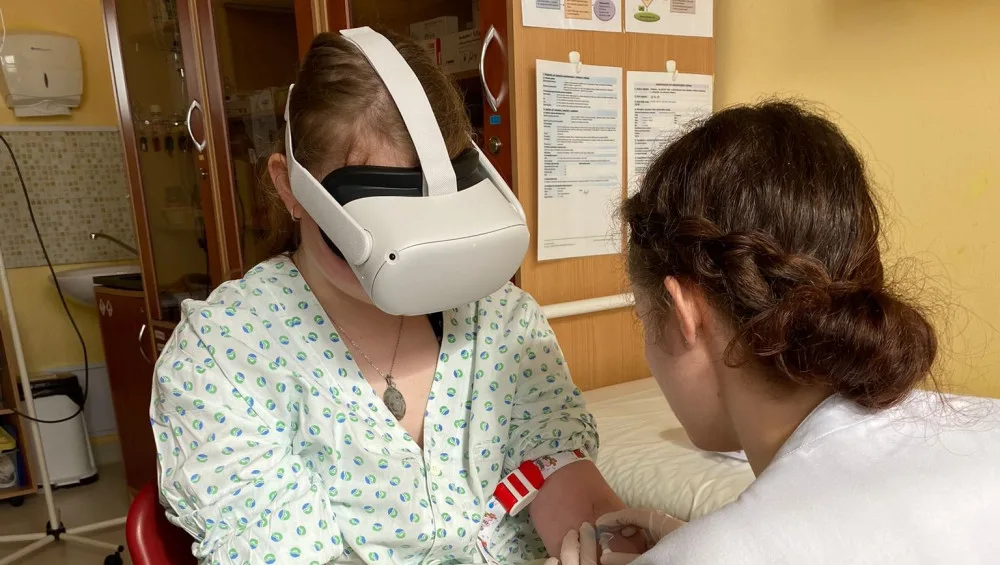 Zdravotníci ve Šternberku využívají virtuální 3D realitu, aby odvedli pozornost dětí při odběrech