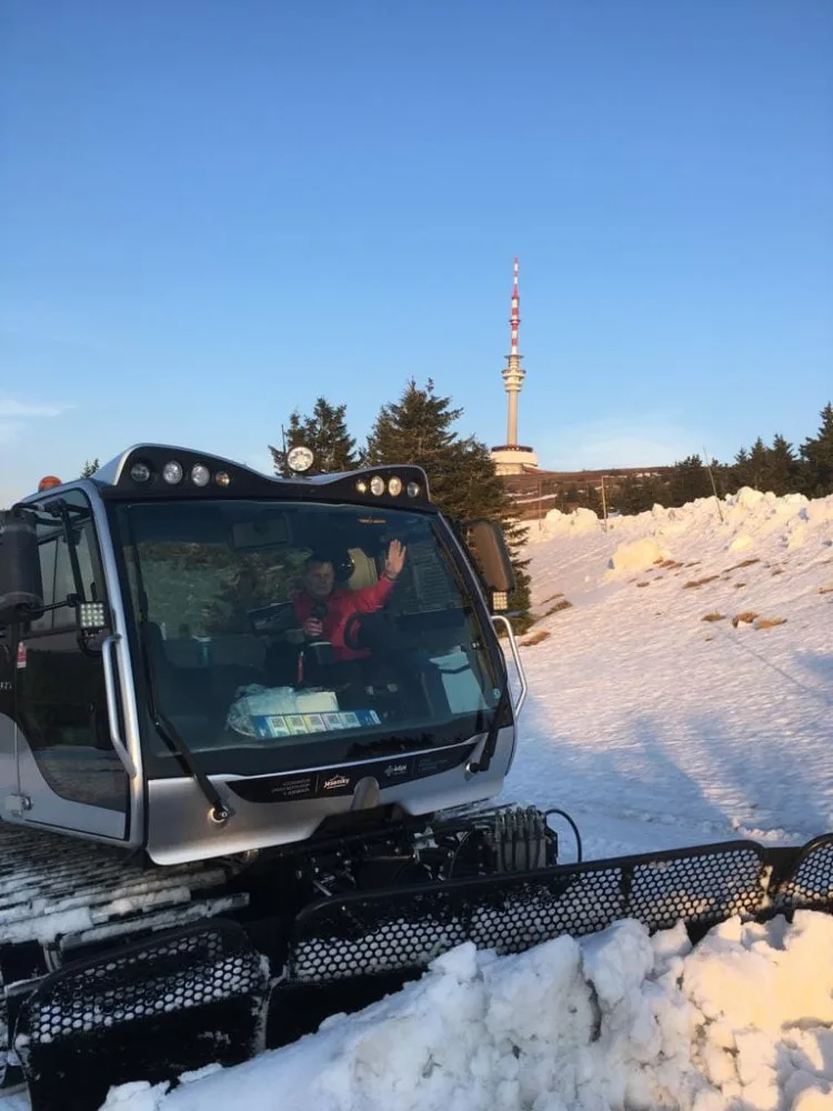 V Jeseníkách se stále lyžuje, na Ovčárně jely tři vleky. Rolbaři naposledy projely trasu pro běžkaře