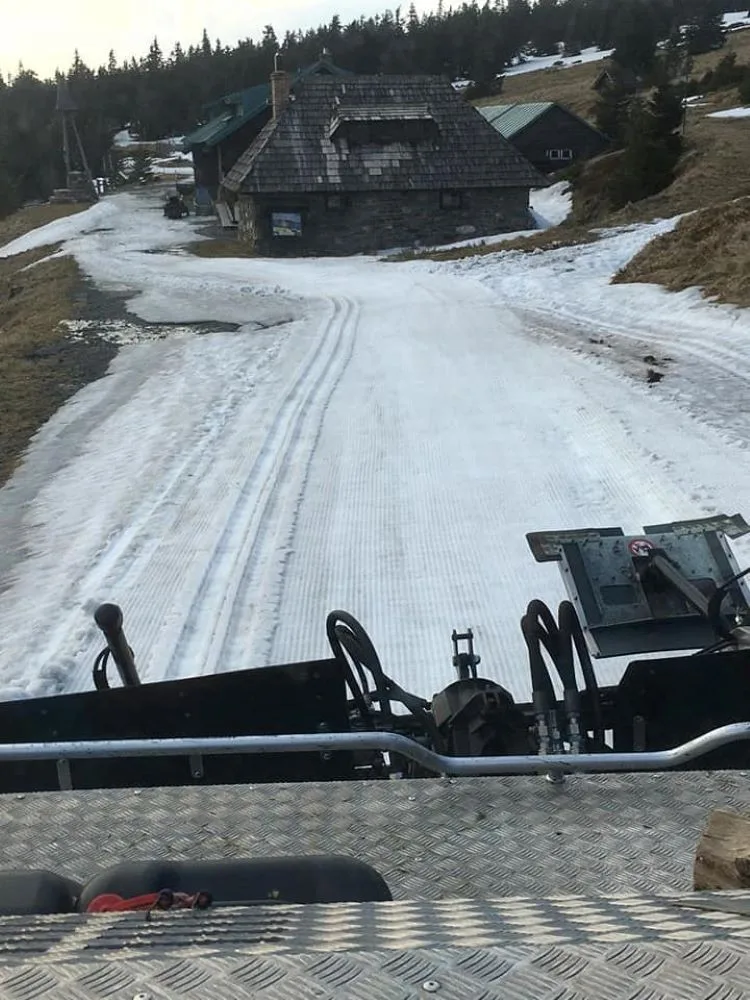 V Jeseníkách se stále lyžuje, na Ovčárně jely tři vleky. Rolbaři naposledy projely trasu pro běžkaře