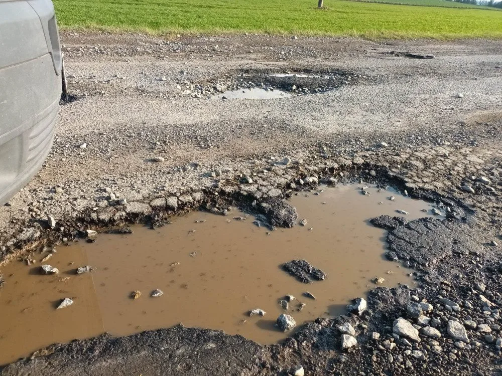 Nejhorší cesta v kraji? Chybějící asfalt, výmoly, kamení. Místní nadávají na zničenou silnici na Konicku