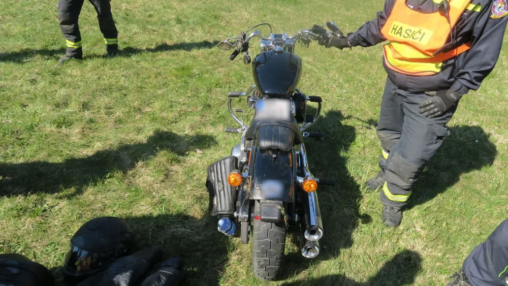 Policie varuje, s teplem přibývá nehod motorkářů. Na Šumpersku havaroval Harley Davidson, škoda je čtvrt milionu