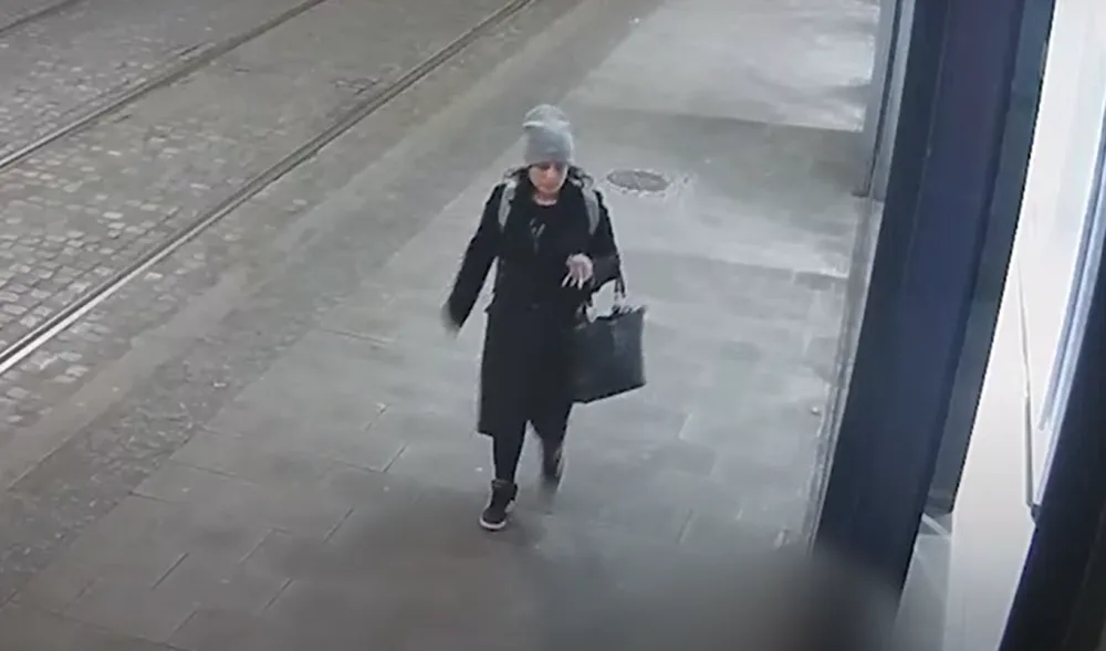 VIDEO: Zatajený nález a desetitisícová škoda. Olomoučtí policisté hledají neznámou ženu