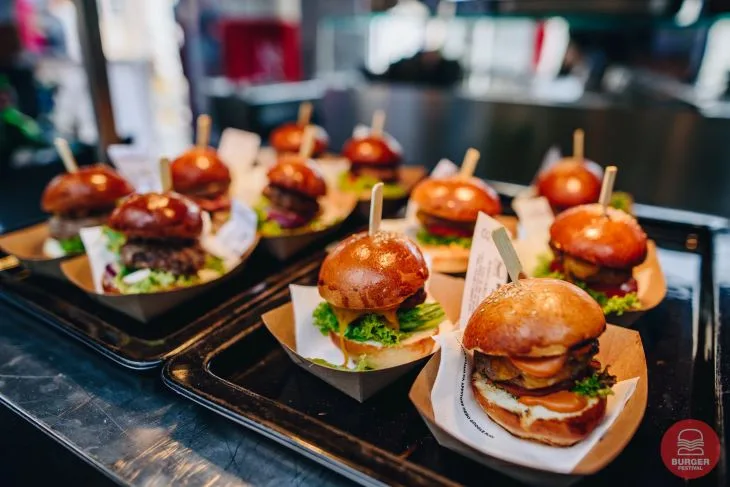 Máte chuť na štavnaté burgery? O víkendu u Šantovky proběhne oblíbený Burger Street Festival