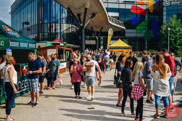 Máte chuť na štavnaté burgery? O víkendu u Šantovky proběhne oblíbený Burger Street Festival