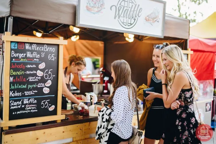 Máte chuť na štavnaté burgery? O víkendu u Šantovky proběhne oblíbený Burger Street Festival